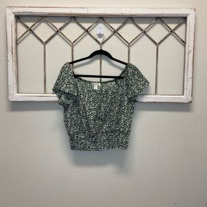 Monteau size L green and white floral top